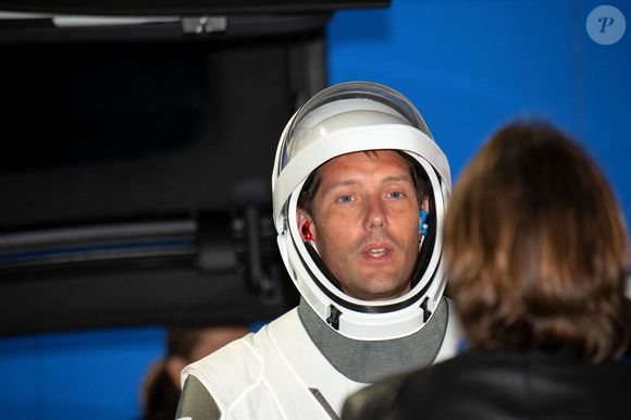 Les au revoirs n'ont pas toujours été faciles.
Etats-Unis ; Floride : Centre spatial Kennedy. 23/04/2021. Thomas Pesquet, astronaute de l'ESA, commandant du vol spatial Crew-2 de la mission SpaceX, en casque et combinaison de vol, au depart "Neil Armstrong Operations and Checkout Building" de Merrit Island vers les tours mobiles de l'aire de lancement 39A. Au revoir a sa compagne Anne Mottet © Corvaja/ESA/ANDBZ - Photo by DR/SP/ANDBZ/ABACAPRESS.COM