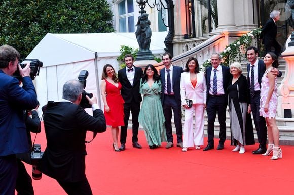 La famille Kretz : "L'Agence" sur TMC  : Olivier Kretz, Sandrine Kretz, Louis Kretz, guest, Martin Kretz et sa femme Eve von Romberg, Majo (la grand-mère), Valentin Kretz et sa femme Charina Sarte - Soirée de gala des 50 ans de la Fondation Claude Pompidou à l'Hôtel Marcel Dassault à Paris le 12 avril 2022.
C'est à l'Hôtel Marcel Dassault, au rond-point des Champs Elysées, que s'est tenue le mardi 12 avril, la soirée de gala des 50 ans de la Fondation Claude Pompidou.
Cette Fondation créée par l’épouse du Président Georges Pompidou, est la seule fondation de femmes de Présidents toujours en activité. Grâce à ses centres répartis en France, et ses équipes de bénévoles, elle vient en aide aux enfants handicapés, aux malades d'Alzheimer, aux personnes atteintes d'autisme et aux personnes vulnérables.
 La soirée de gala,  présentée par le journaliste  Frédéric.Taddéi, est organisée et financée par Monique Pozzo di Borgo, Natacha.Dassault et Marie-Héléne Habert-Dassault. Elle a réunit des personnalités de tous horizons autour d'une vente aux enchères au profit de la Fondation, orchestrée par le commissaire-priseur d'Artcurial, Arnaud Oliveux, en présence d'Alain Pompidou Président de la Fondation et son épouse Nicole, de Laurent.Dassault, Victor.Habert- Dassault, David de.Rothschild et de Richard.Hutin, directeur général de la Fondation Claude Pompidou.

Rachid Bellak / LMS / Bestimage