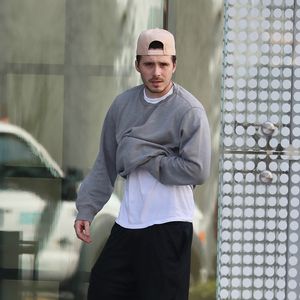 Los Angeles, CA Brooklyn Beckham a été aperçu à Los Angeles avec un ami, après avoir manqué le défilé de mode de Victoria Beckham à Paris.



Sur la photo : Brooklyn Beckham