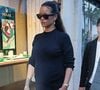 On l'a vue le 19 mai 2025 se rendre à la projection du film de son chéri, et le lendemain, le 20 mai 2025, c'est dans une robe noire très sexy qu'elle apparaissait, toujours à ses côtés, à l'occasion d'une soirée au Palm Beach.
Rihanna brave la frénésie médiatique, à Cannes, en marge du festival du film, à l'occasion d'une séance de shopping en solo, et entre dans une boutique Messika, le 21 mai 2025. Backgrid USA / Bestimage