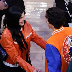 L'acteur a des origines françaises qu'il aime évoquer publiquement.
New York, NY - Timothee Chalamet et Kylie Jenner assistent au cinquième match opposant les Pacers aux Knicks au Madison Square Garden à New York. Photo par Backgrid USA / Bestimage