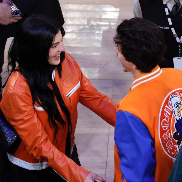 L'acteur a des origines françaises qu'il aime évoquer publiquement.

New York, NY - Timothee Chalamet et Kylie Jenner assistent au cinquième match opposant les Pacers aux Knicks au Madison Square Garden à New York. Photo par Backgrid USA / Bestimage