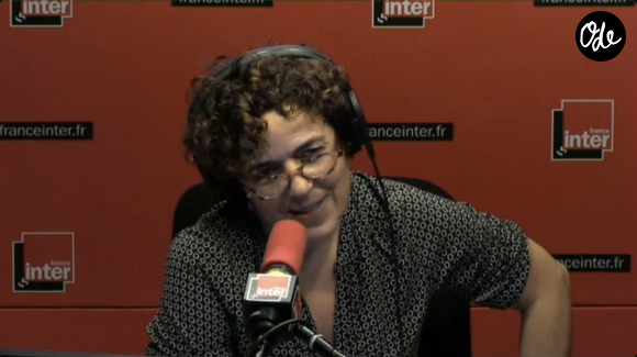 Avant la radio, Zoé Varier travaillait comme interprète sur des navires soviétiques grâce à sa formation en russe.
Capture d'écran Dailymotion.
