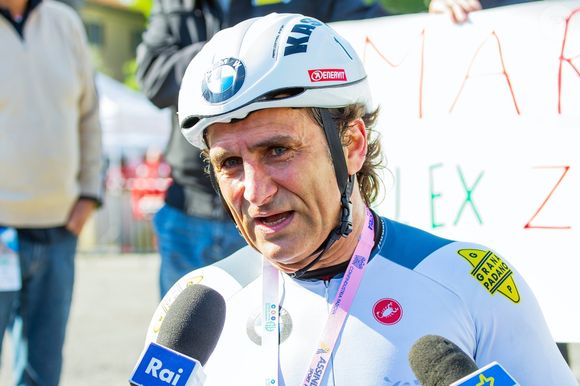 L’ancien pilote de Formule 1, Alex Zanardi, a perdu la vie à 59 ans, comme cela a été annoncé le samedi 2 mai 2026 par la fondation Obiettivo3, son association pour les athlètes handicapés.

Archive - 20/06/2020 - Alex Zanardi a eu un très grave accident lors de l'une des étapes de la course Obiettivo Tricolore, en cyclisme handisport. ©Backgrid UK/ Bestimage
