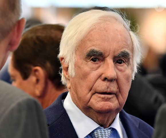 Ils dénoncent une "crise de gouvernance" et annoncent la convocation d’une nouvelle assemblée générale visant à révoquer Pierre Baer et Gregory Clerc. 

Entrepreneur dans le secteur des boissons et dirigeant du groupe Castel, Pierre Castel, 92 ans, assiste à la journée d’ouverture du salon Vinexpo à Bordeaux (sud-ouest de la France), le 13 mai 2019. La 20e édition du salon Vinexpo se tient du 13 au 16 mai 2019 et réunit plus de 1 600 exposants venus de 29 pays. (Photo : Georges Gobet / AFP)