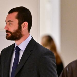 Louis Sarkozy, Pierre Sarkozy (arrière plan) au Tribunal judiciaire (Batignolles, 32ème chambre correctionnelle) pour l'annonce de la décision dans le cadre du procès Lybien le 25 septembre 2025.

© Christian Liewig / Bestimage