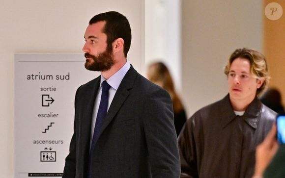 Louis Sarkozy, Pierre Sarkozy (arrière plan) au Tribunal judiciaire (Batignolles, 32ème chambre correctionnelle) pour l'annonce de la décision dans le cadre du procès Lybien le 25 septembre 2025.

© Christian Liewig / Bestimage