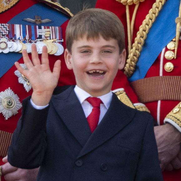 Le prince Louis est souvent présent aux événements de la famille royale britannique

Le prince Louis de Galles, - Les membres de la famille royale britannique au balcon de Buckingham Palace lors de la cérémonie Trooping the Colour à Londres. Affecté par le crash du Boeing 787 Dreamliner à Ahmedabad du 12 juin, le souverain et les officiels porteront un brassard noir en hommage aux plus de 270 victimes. Bon nombre d'elles étaient des ressortissants britanniques.
© Goff Inf / Bestimage