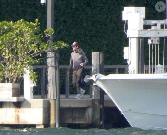 Et les deux tourtereaux ont décidé de profiter de leurs vacances en famille, sur leur bateau à Miami.

Anna Kournikova, enceinte, son compagnon Enrique Iglesias et leurs enfants, Lucy et Nicholas, 7 ans, et de leur petite sœur Mary, 5 ans, font une sortie en bateau à Miami, le 12 octobre 2025. 
©305SCHOCK / Bestimage