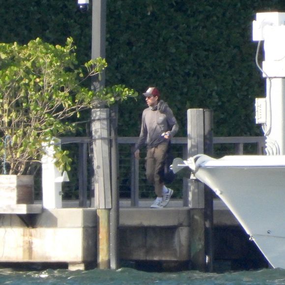 Et les deux tourtereaux ont décidé de profiter de leurs vacances en famille, sur leur bateau à Miami.

Anna Kournikova, enceinte, son compagnon Enrique Iglesias et leurs enfants, Lucy et Nicholas, 7 ans, et de leur petite sœur Mary, 5 ans, font une sortie en bateau à Miami, le 12 octobre 2025. 
©305SCHOCK / Bestimage