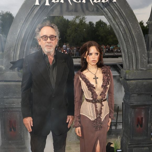 Tim Burton et Jenna Ortega - Première de la partie 1 de la saison 2 de la série "Mercredi" à l'occasion de l' inauguration du Beach Club à Paris le 31 juillet 2025. © Coadic Guirec/Bestimage