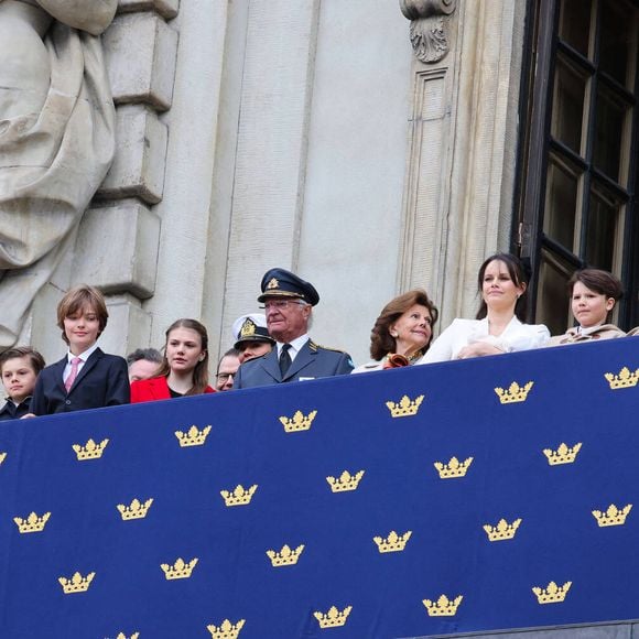 Lors de cet événement, la reine Silvia était entourée de la princesse héritière Victoria, la princesse Madeleine, la Princesse Estelle de Suède, le prince Oscar et la princesse Leonore de Suède.

Le roi Carl XVI Gustav de Suède, la reine Silvia de Suède, la princesse Victoria de Suède, la Princesse Estelle de Suède, Prince Oscar, la princesse Madeleine de Suède, la princesse Leonore de Suède, le Prince Nicolas, la Princesse Adrienne, le Prince Carl Philip, la princesse Sofia "Hellqvist" de Suède, le Prince Alexander, le Prince Gabriel, la Princesse Ines, la princesse Madeleine de Suède, La princesse Leonore de Suède, Adrienne célèbrent l'anniversaire de Gustaf de Suède lors d'une parade militaire et en faisant une apparition au balcon du palais royal de Stockholm avec sa famille le 30 avril 2025.   © Dana Press/Bestimage