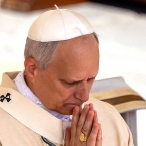 Reste désormais à savoir jusqu’où continuera-t-il de s’inscrire dans les traces du pape François.

18 mai 2025, Vatican, Vatikanstadt : le nouveau pape Léon XIV se tient debout avec un anneau de pêcheur et un pallium lors de son investiture sur la place Saint-Pierre. L'Américain Robert Francis Prevost est le premier pontife originaire des États-Unis. Photo : Michael Kappeler/dpa/ABACAPRESS.COM