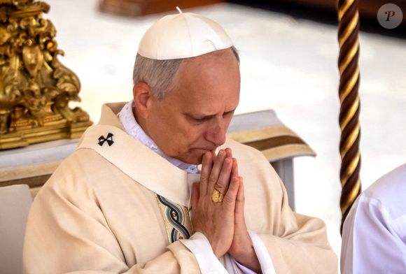 Reste désormais à savoir jusqu’où continuera-t-il de s’inscrire dans les traces du pape François.

18 mai 2025, Vatican, Vatikanstadt : le nouveau pape Léon XIV se tient debout avec un anneau de pêcheur et un pallium lors de son investiture sur la place Saint-Pierre. L'Américain Robert Francis Prevost est le premier pontife originaire des États-Unis. Photo : Michael Kappeler/dpa/ABACAPRESS.COM