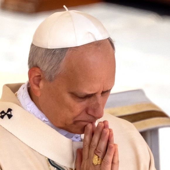 Reste désormais à savoir jusqu’où continuera-t-il de s’inscrire dans les traces du pape François.

18 mai 2025, Vatican, Vatikanstadt : le nouveau pape Léon XIV se tient debout avec un anneau de pêcheur et un pallium lors de son investiture sur la place Saint-Pierre. L'Américain Robert Francis Prevost est le premier pontife originaire des États-Unis. Photo : Michael Kappeler/dpa/ABACAPRESS.COM