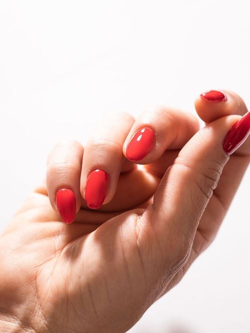 Manucure en résine ou en gel : quelle technique adopter pour des ongles impeccables plus longtemps ?