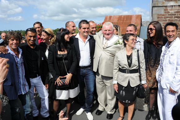 Philippe, Bruno, Annie, Frédérique, Michel Edouard, Remi, Pierre, Joseph, Thierry, Solange, Hugo, Jeanne, Sandrine, Patrice assistant Thierry et Annie (L'amour est dans le pre 7) désherbant à Ver, France, le 15 septembre 2012. Photo by ABACAPRESS.COM