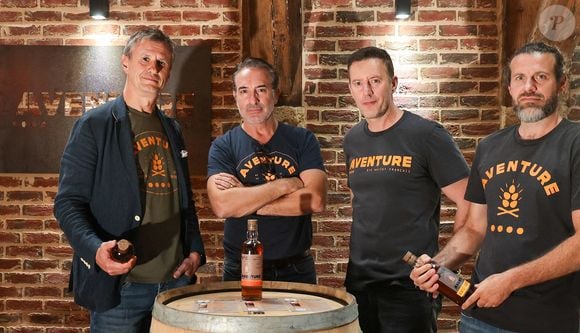 Exclusif - Jean Dujardin et ses trois partenaires, Antoine Gravouil, Olivier Carsoule et Éric Lafon, fondateurs de la distillerie Bordeaux Distilling Co, basée dans le quartier de Bacalan, lancent leur premier whisky, au nom évocateur : Aventure, à Bordeaux, France, le 1er octobre 2025. © Fabien Cottereau/Bestimage