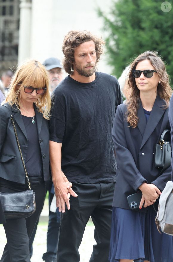 Axelle Laffont et son compagnon Romain Sichez, Louise Laffont, la femme de F.Laffont - Sortie des obsèques de P.Laffont dans la salle de la Coupole du cimetière du Père-Lachaise à Paris, le 23 août 2024. L'animateur de télévision est décédé le 7 août 2024 à l'âge de 84 ans. 
© Dominique Jacovides / Bestimage