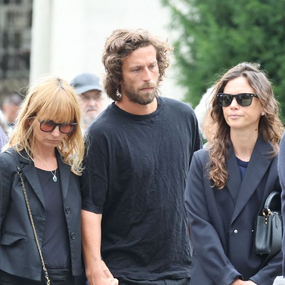 Axelle Laffont et son compagnon Romain Sichez, Louise Laffont, la femme de F.Laffont - Sortie des obsèques de P.Laffont dans la salle de la Coupole du cimetière du Père-Lachaise à Paris, le 23 août 2024. L'animateur de télévision est décédé le 7 août 2024 à l'âge de 84 ans. 
© Dominique Jacovides / Bestimage