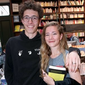 Tado Gallienne (fils de Guillaume) et sa cousine Mathilde - Guillaume Gallienne dédicace son livre "Le buveur de brume" à la Galerie Galignani à Paris, France, le 13 Mai 2025. © Bertrand Rindoff / Bestimage