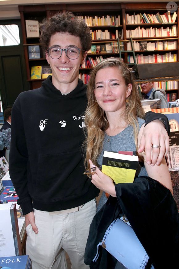 Tado Gallienne (fils de Guillaume) et sa cousine Mathilde - Guillaume Gallienne dédicace son livre "Le buveur de brume" à la Galerie Galignani à Paris, France, le 13 Mai 2025. © Bertrand Rindoff / Bestimage