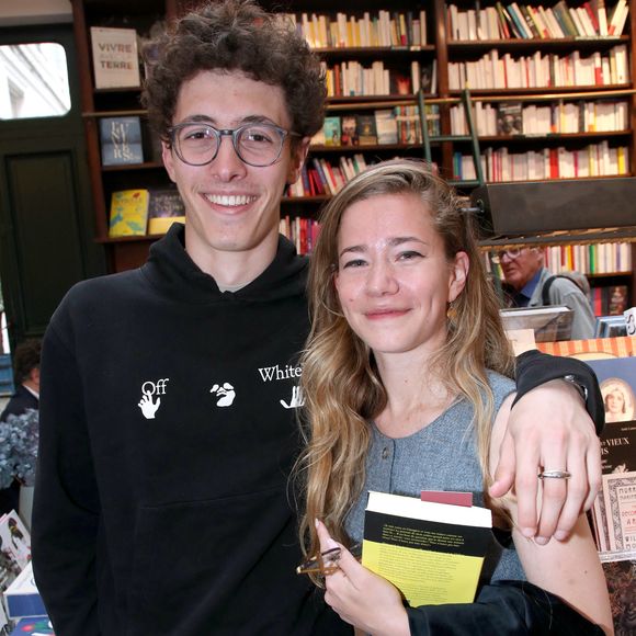 Tado Gallienne (fils de Guillaume) et sa cousine Mathilde - Guillaume Gallienne dédicace son livre "Le buveur de brume" à la Galerie Galignani à Paris, France, le 13 Mai 2025. © Bertrand Rindoff / Bestimage