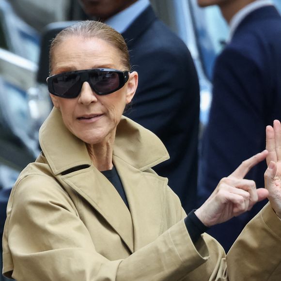 Céline Dion - Céline Dion acclamée par ses fans à la sortie du palace Royal Monceau à Paris. Céline Dion fait son grand retour sur scène à Paris avec une série de concerts exceptionnels à la Paris La Défense Arena du 12 septembre au 17 octobre 2026. Seize dates exclusives en septembre et octobre 2026, ainsi que dix dates en mai 2027, pour un spectacle qui s'annonce d'ores et déjà historique. Paris le31/08/2026.
© CYRIL MOREAU / BESTIMAGE