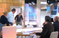 Une actrice perd l'équilibre en direct dans C à Vous pour sa "première télé", Jean Dujardin au plus près de la scène - capture d'écran France 5