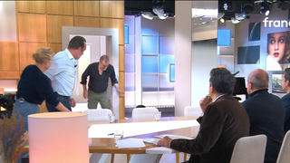 Une actrice perd l'équilibre en direct dans C à Vous pour sa "première télé", Jean Dujardin au plus près de la scène