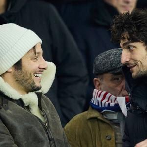 Le comédien Louis Garrel pour ne citer que lui était aussi de la partie ! 

Vianney et Louis Garrel dans les tribunes du match de Ligue 1 McDonald's opposant le Paris Saint-Germain (PSG) à Lyon (3-1) au Parc des Princes à Paris le 15 décembre 2024. © Cyril Moreau/Bestimage