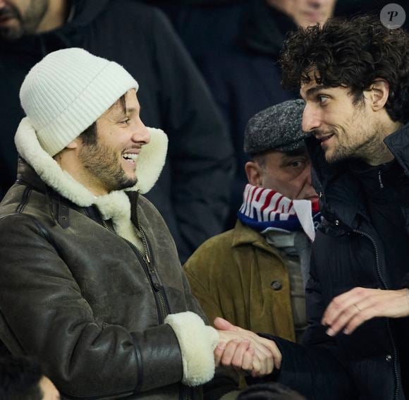 Le comédien Louis Garrel pour ne citer que lui était aussi de la partie ! 

Vianney et Louis Garrel dans les tribunes du match de Ligue 1 McDonald's opposant le Paris Saint-Germain (PSG) à Lyon (3-1) au Parc des Princes à Paris le 15 décembre 2024. © Cyril Moreau/Bestimage