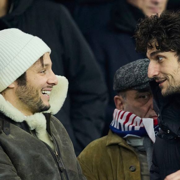 Le comédien Louis Garrel pour ne citer que lui était aussi de la partie ! 

Vianney et Louis Garrel dans les tribunes du match de Ligue 1 McDonald's opposant le Paris Saint-Germain (PSG) à Lyon (3-1) au Parc des Princes à Paris le 15 décembre 2024. © Cyril Moreau/Bestimage