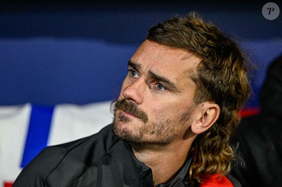 Car si elle est célèbre pour abriter les immenses parcs Walt Disney World et Universal Studios, la ville offre aussi un véritable lifestyle à l'américaine très prisé. 

Antoine Griezmann de l'Atletico de Madrid regarde le match de l'UEFA Champions League 2025/26 League Phase MD5 entre l'Atletico de Madrid et le FC Internazionale Milano à l'Estadio Metropolitano le 26 novembre 2025 à Madrid, Espagne. © Imago/PsnewZ/Bestimage