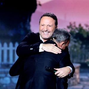 Exclusif - Nikos Aliagas et Arthur lors de l'enregistrement de l'émission "La chanson secrète N°14", présentée par N.Aliagas et diffusée le 26 décembre sur TF1, consacrée à Nikos Aliagas à Paris le 10 décembre 2025. © Jacovides-Moreau/Bestimage