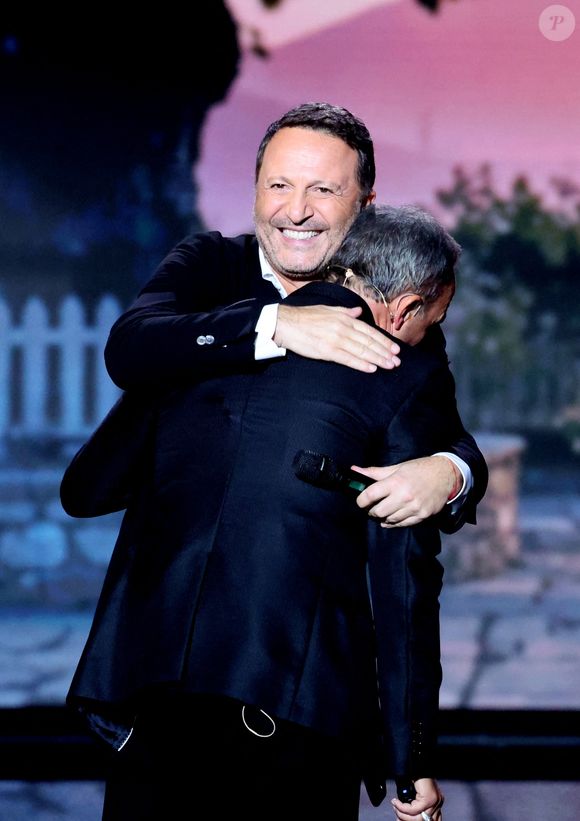Exclusif - Nikos Aliagas et Arthur lors de l'enregistrement de l'émission "La chanson secrète N°14", présentée par N.Aliagas et diffusée le 26 décembre sur TF1, consacrée à Nikos Aliagas à Paris le 10 décembre 2025. © Jacovides-Moreau/Bestimage