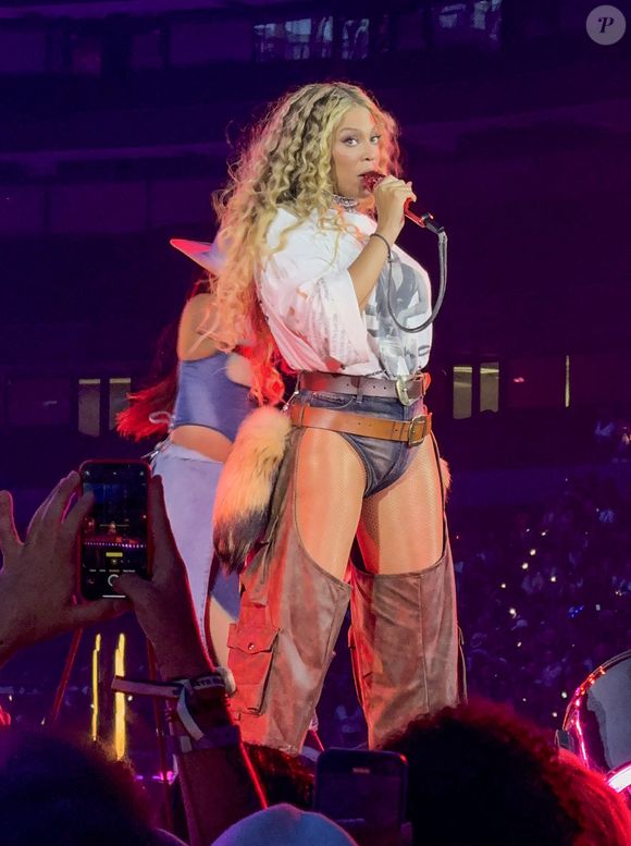 Beyonce se produit lors du dernier concert de sa tournée Cowboy Carter Tour au Tottenham Hotspur Stadium à Londres, Royaume-Uni, le 16 juin 2025. Photo by Splash News/ABACAPRESS.COM
