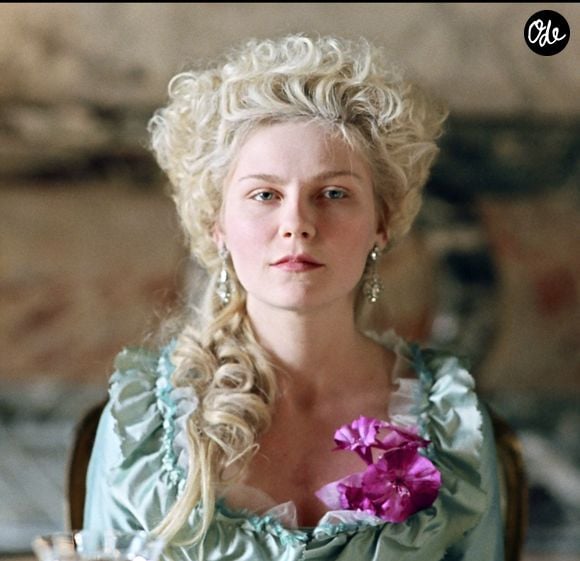 Deux bracelets ayant appartenu à Marie-Antoinette ont été vendus pour plus de 7 millions d'euros lors d'une vente aux enchères organisée par Christie's à Genève. 

Kirsten Dunst sur le tournage de "Marie-Antoinette". Agence/BestImage