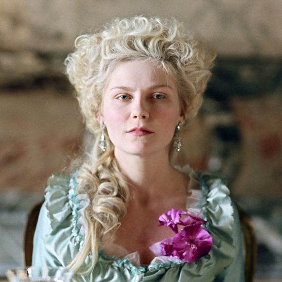 Deux bracelets ayant appartenu à Marie-Antoinette ont été vendus pour plus de 7 millions d'euros lors d'une vente aux enchères organisée par Christie's à Genève. 

Kirsten Dunst sur le tournage de "Marie-Antoinette". Agence/BestImage