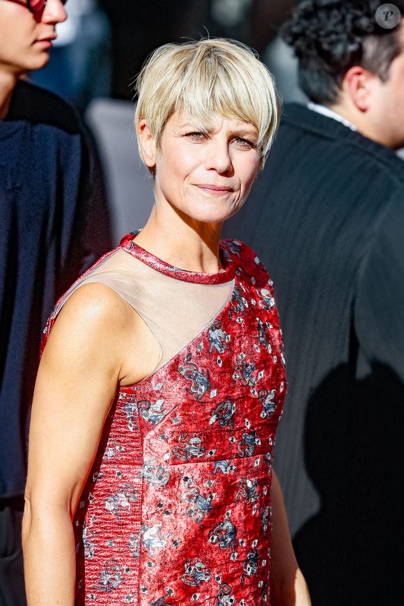 Pouvant se targuer d'être l'une des comédiennes les plus populaires du cinéma français, la mère de famille a volontiers évoqué son brillant parcours à nos confrères.

Marina Fois - Sorties du défilé de mode prêt-à-porter Louis Vuitton Printemps/été 2024 lors de la Fashion Week de Paris (PFW), dans le futur hôtel Louis Vuitton au 103, avenue des Champs-Élysées, à Paris, France, le 2 octobre 2023. © Christophe Clovis/Bestimage