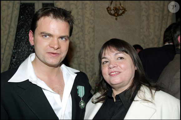 Clovis Cornillac a reçu les insignes de chevalier de l'ordre des Arts et des Lettres des mains de Christophe Girard, à l'issue de la représentation "Je viens d'un pays de neige" avec sa mère, Myriam Boyer, au théâtre de Jeu de Paume. © BAHI / BESTIMAGE