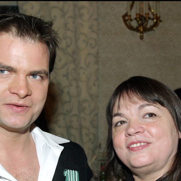 Clovis Cornillac a reçu les insignes de chevalier de l'ordre des Arts et des Lettres des mains de Christophe Girard, à l'issue de la représentation "Je viens d'un pays de neige" avec sa mère, Myriam Boyer, au théâtre de Jeu de Paume. © BAHI / BESTIMAGE