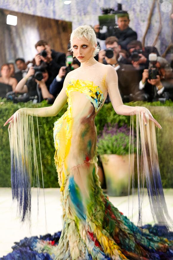 Emma Chamberlain au Met Gala 2026, célébrant "Costume Art" au Metropolitan Museum of Art à New York.

©Bestimage