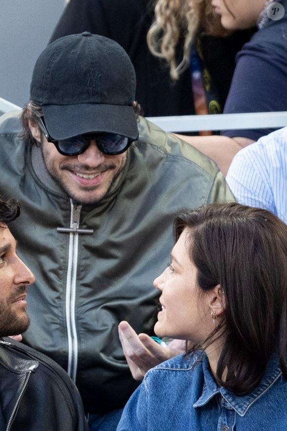 François Civil et sa compagne Adele Exarchopoulos en tribunes lors de la finale messieurs des Internationaux de France de Tennis de Roland Garros 2025 (jour 15), à Paris, France, le 8 juin 2025. © Cyril Moreau/Bestimage