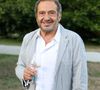 Installé "dans un tout petit village de 200 habitants, extra muros d'Uzès", l’acteur du film "Pédale douce" revendique une démarche presque intime.

Patrick Timsit - Cérémonie d'ouverture du Festival International du Film de Pauillac au Château d'Armailhac à Pauillac le 8 juillet 2025. © Jean-Marc Lhomer/Bestimage