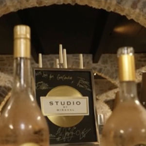 Son bras droit, Marc Perrin, a fait les honneurs de la visite, en commençant par les caves très gardées. C'est ici qu'est né le célèbre rosé Côtes de Provence "Miraval"
Image du château de Miraval appartenant à Brad Pitt dans le Sud de la France. Image de TF1.