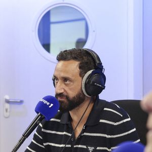 Exclusif - Cyril Hanouna et Valérie Benaim - C.Hanouna avec ses chroniqueurs G.Maillet, E.Naulleau, G.Le Bret, V.Benaim, R.Aabou, et les invités du jour, P.Praud, M.Vallet, E.Zemmour et M.Valls, aux commandes de l’émission "On Marche Sur La Tête"  diffusée en direct sur les ondes de radio Europe 1, à Paris, France, le 17 juin 2024. © Jack Tribeca/Bestimage