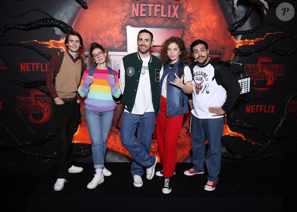 Camille Combal et la troupe du spectacle avant la projection - Avant-première de la série "Stranger Things'" Saison 5 au Grand Rex à Paris le 18 novembre 2025. © Denis Guignebourg/Bestimage