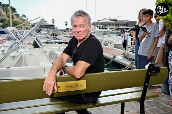 Franck Dubosc inaugure son banc dans le cadre du "1er Festival du Film Français - Plans séquences" de Cassis, le 17 octobre 2026. 
© Bebert / Bestimage