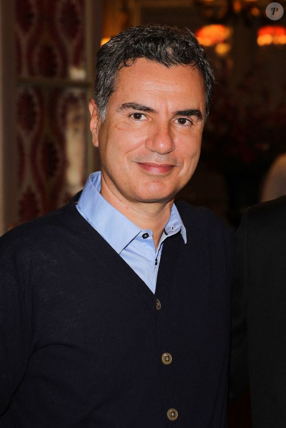 Six mois plus tard, Laurent Luyat intégrait France Télévision en remplacement, suite à l'arrêt maladie d'un journaliste sportif... Il n'a jamais quitté la maison depuis !

Laurent Luyat lors de la soirée de lancement du livre Sardou Regards de Bastien Kossek publié par les éditions Ramsay à l'hôtel Raphael, Paris, France le 15 avril 2019. Photo de David Boyer/ABACAPRESS.COM